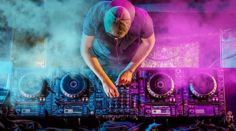 Sadece Önündeki Düğmeye Basmak Sanılan DJ’lik İle İlgili Bilmediğiniz 8 Şaşırtıcı Gerçek